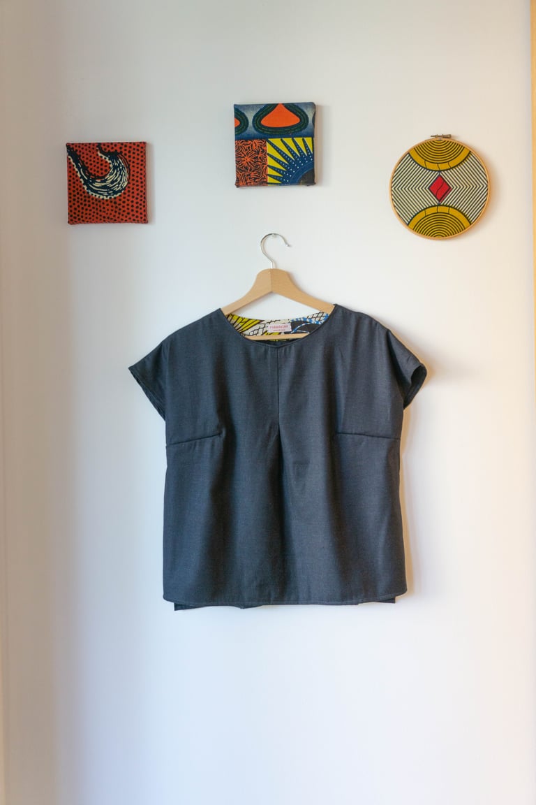 Blusa blu-grigia in frescolana con particolari in tessuto wax