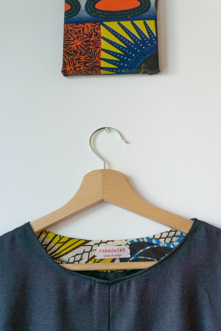 Blusa blu-grigia in frescolana con particolari in tessuto wax Image 2