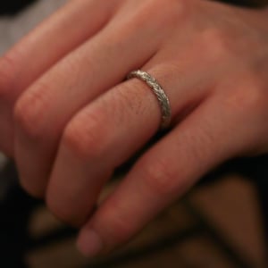 Image of 18ct White Gold 3mm laurel leaf carved ring