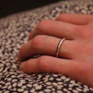 Image of 18ct rose gold 3mm horn texture ring