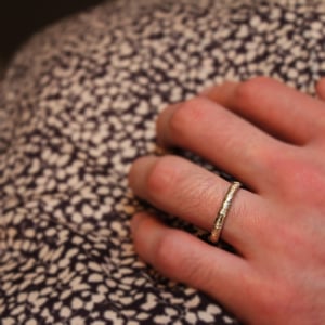 Image of 9ct gold 3mm horn texture ring