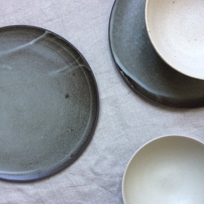 Grandes assiettes en grès noir