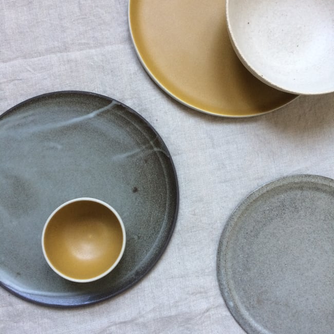 Grandes assiettes en grès noir