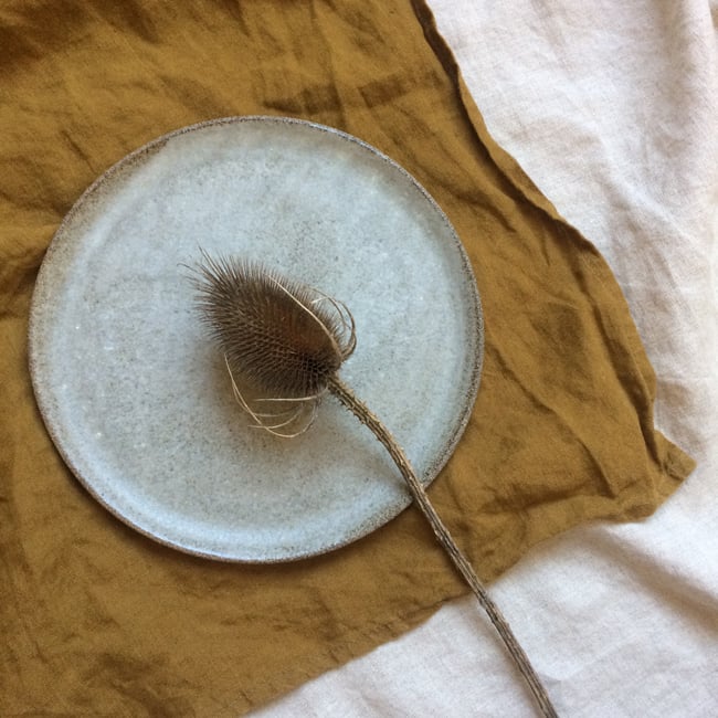 Petite assiette en grès gris chamotté 