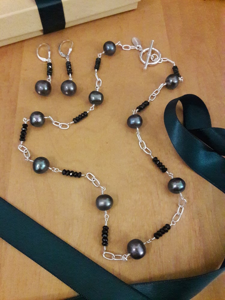 Image of Gunmetal Gray Pearls with Black Onyx 4VR