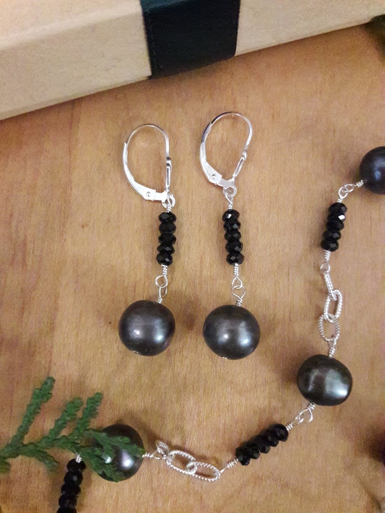 Image of Gunmetal Gray and Onyx Earrings 4VY