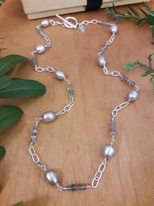 Image of Oval Silver Pearl Necklace with Labradorites 4VM