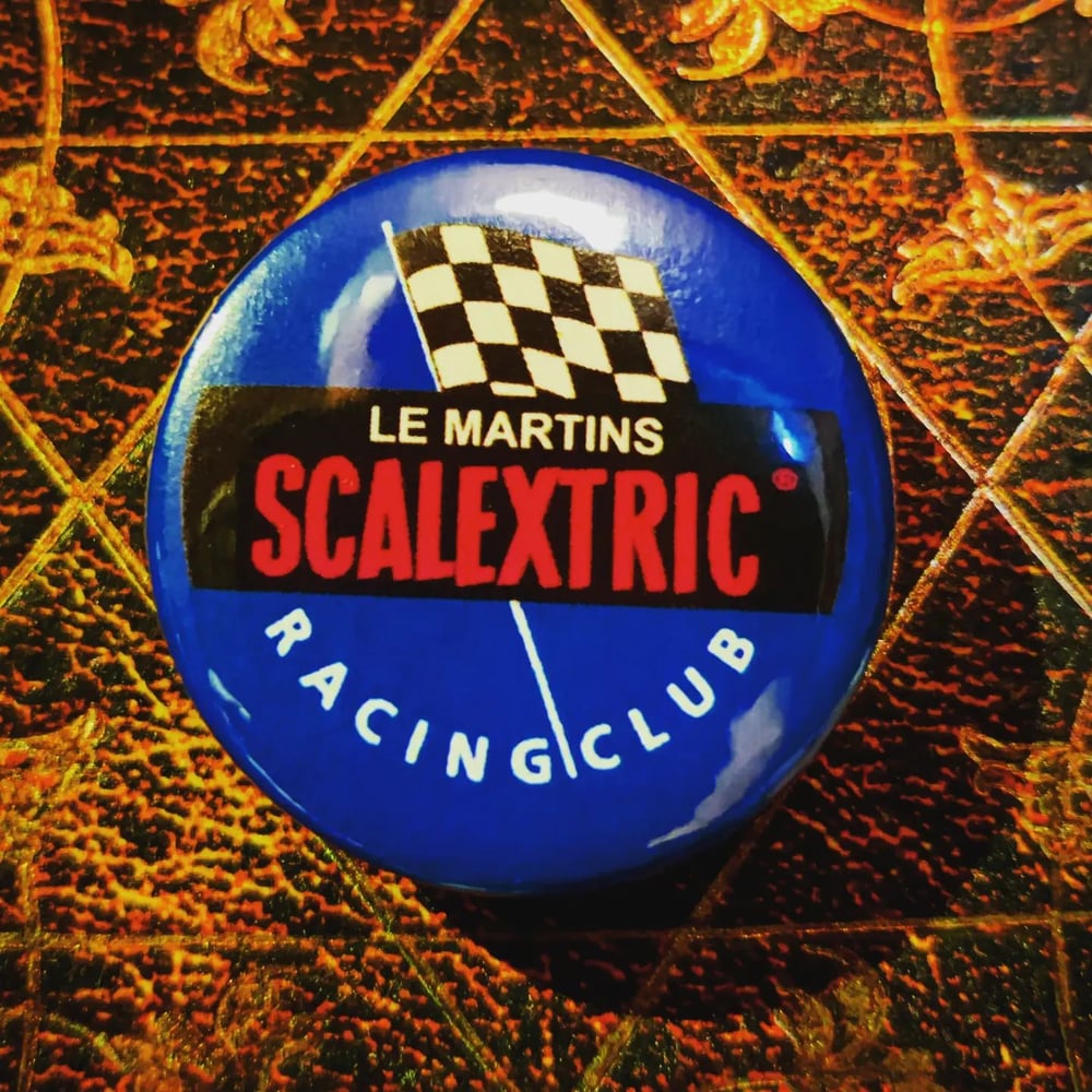 Image of LE MARTINS Raceway SOUVENIR BADGE - BLUE - super rare, super stupid!