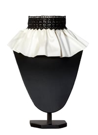 OFF WHITE COLLAR WITH SINGLE FRILL