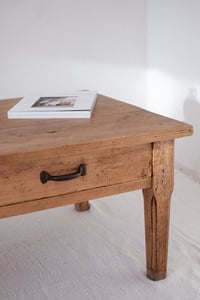 Image 5 of Table basse en bois patiné