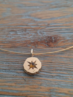 Image of Colgante con turmalina engastada en estrella