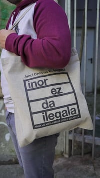 'INOR EZ DA ILEGALA' Tote Bag Harria