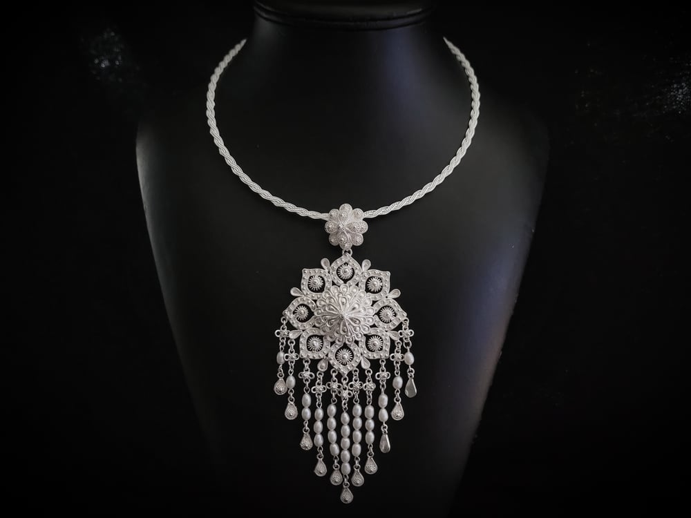 PH126 Pikun Lotus Collare
