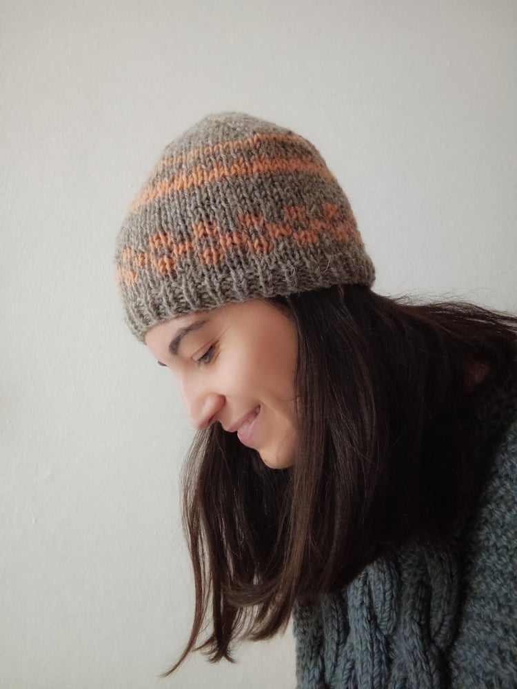 Image of HAND KNITTED WOMAN BEANIE_ NATURALLY DYED WOOL_04