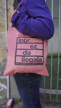 ‘INOR EZ DA ILEGALA’ Tote Bag Gorria