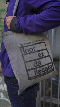 ‘INOR EZ DA ILEGALA’ Tote Bag Gris Iluna