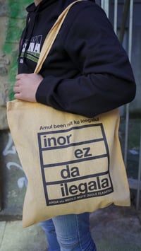 ‘INOR EZ DA ILEGALA’ Tote Bag Kalabaza