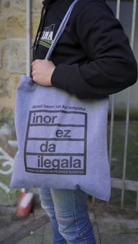 ‘INOR EZ DA ILEGALA’ Tote Bag Urdina