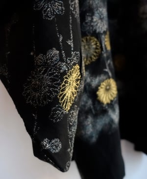 Image of Sort kort kimono af silke m. sølv/guld margueritter