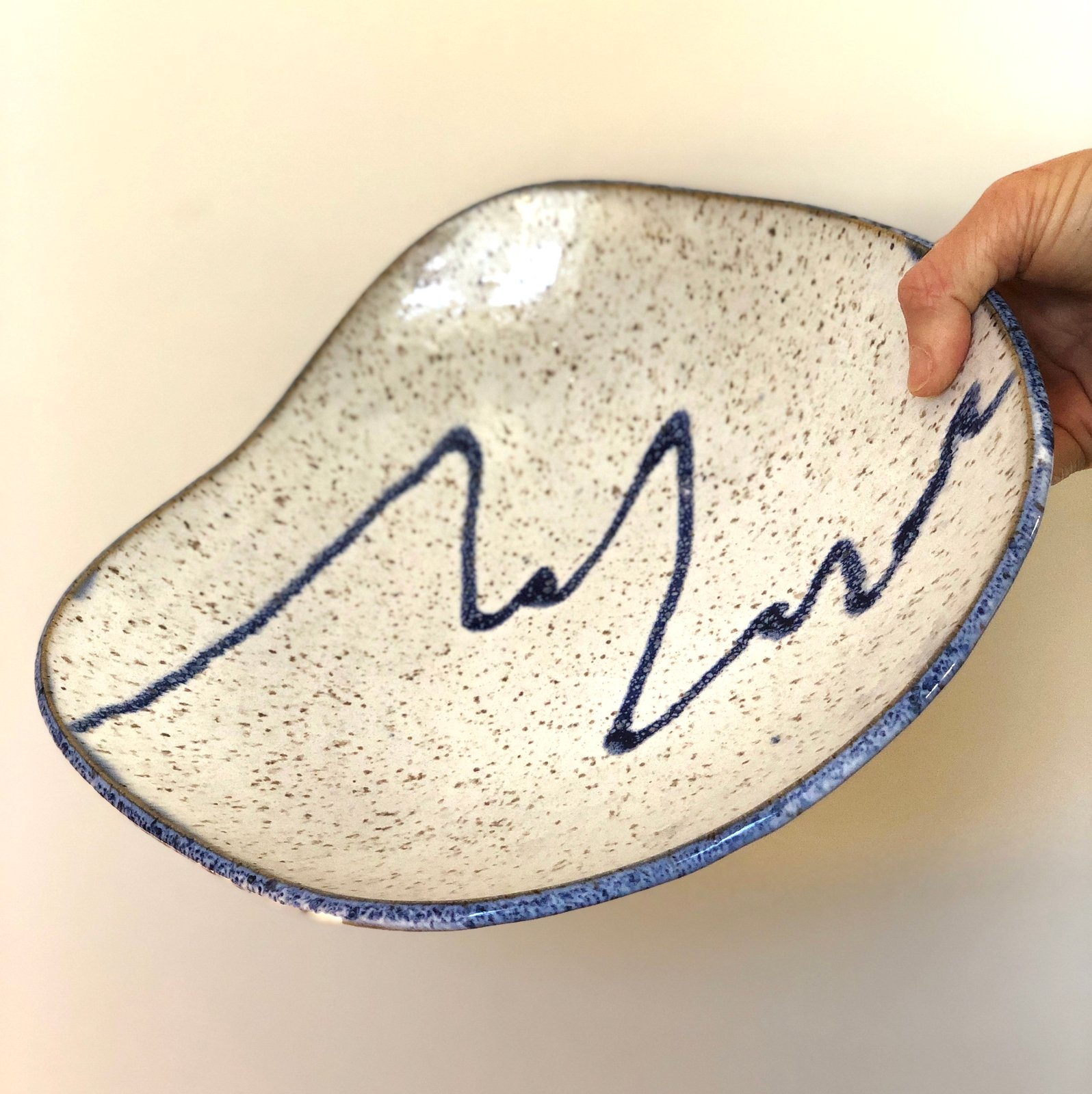 Curved Edge Ridge-Line Serving Bowl