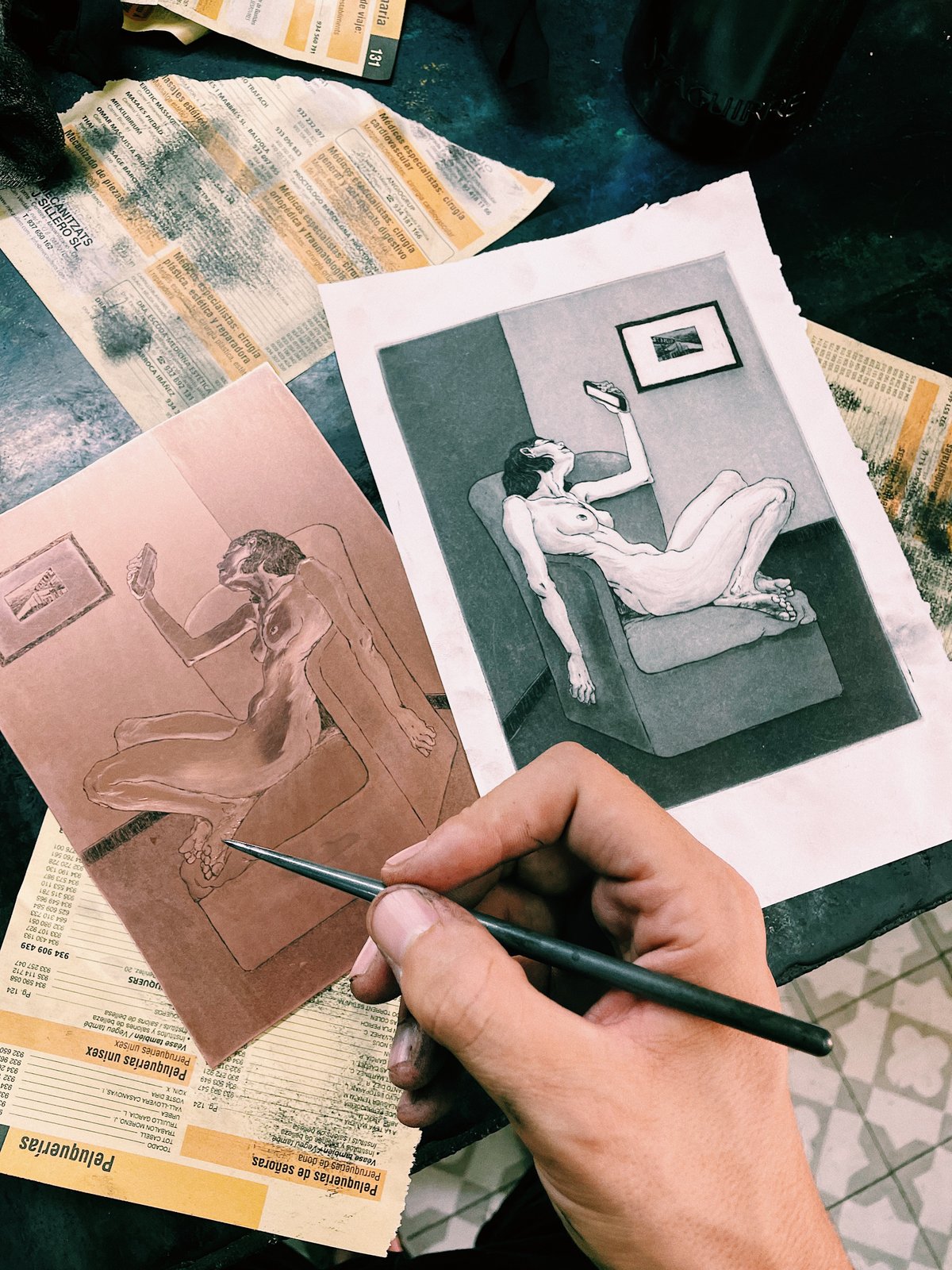 Girl Texting (Etching/Grabado)