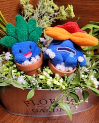 Image 2 of Oddish, Gloom and Vileplume in a pot