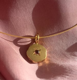 Image of Colgante con turmalina engastada en estrella