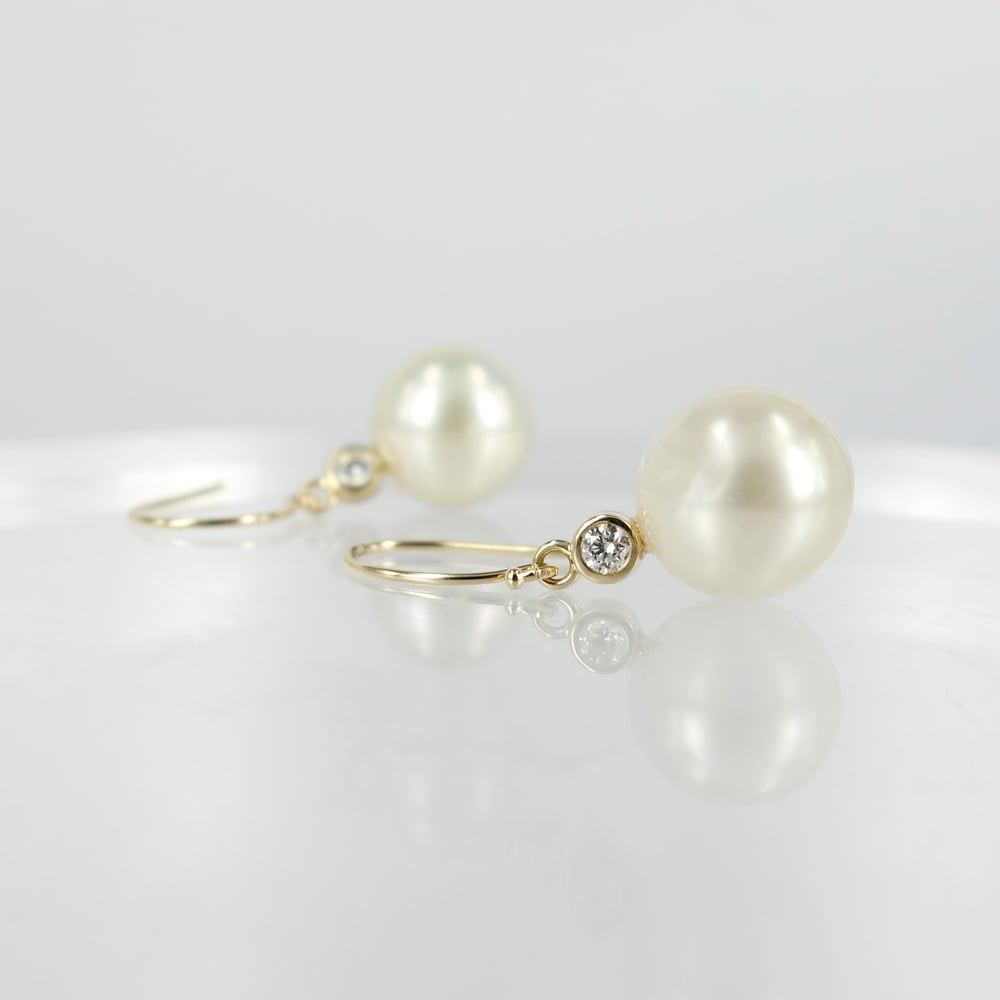 Image of 9ct yellow gold pearl and diamond drop earrings. Pj5529