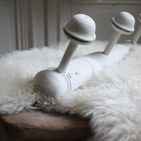Image of Patère façon bambou patinée crème.