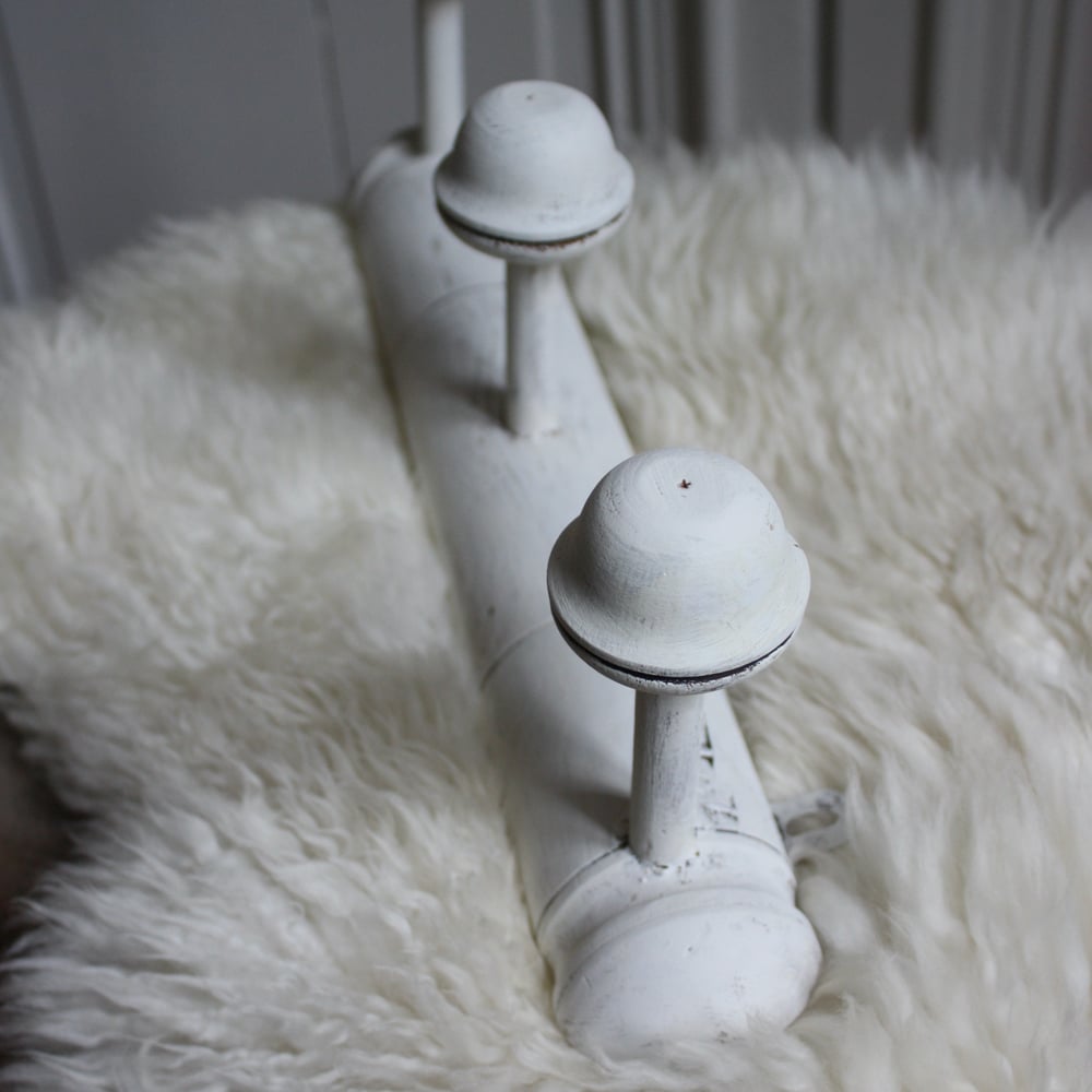 Image of Patère façon bambou patinée crème.