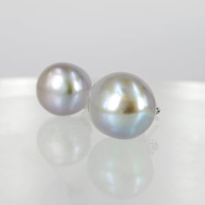 Image of Silver/blue coloured large freshwater pearl studs. CP1150 