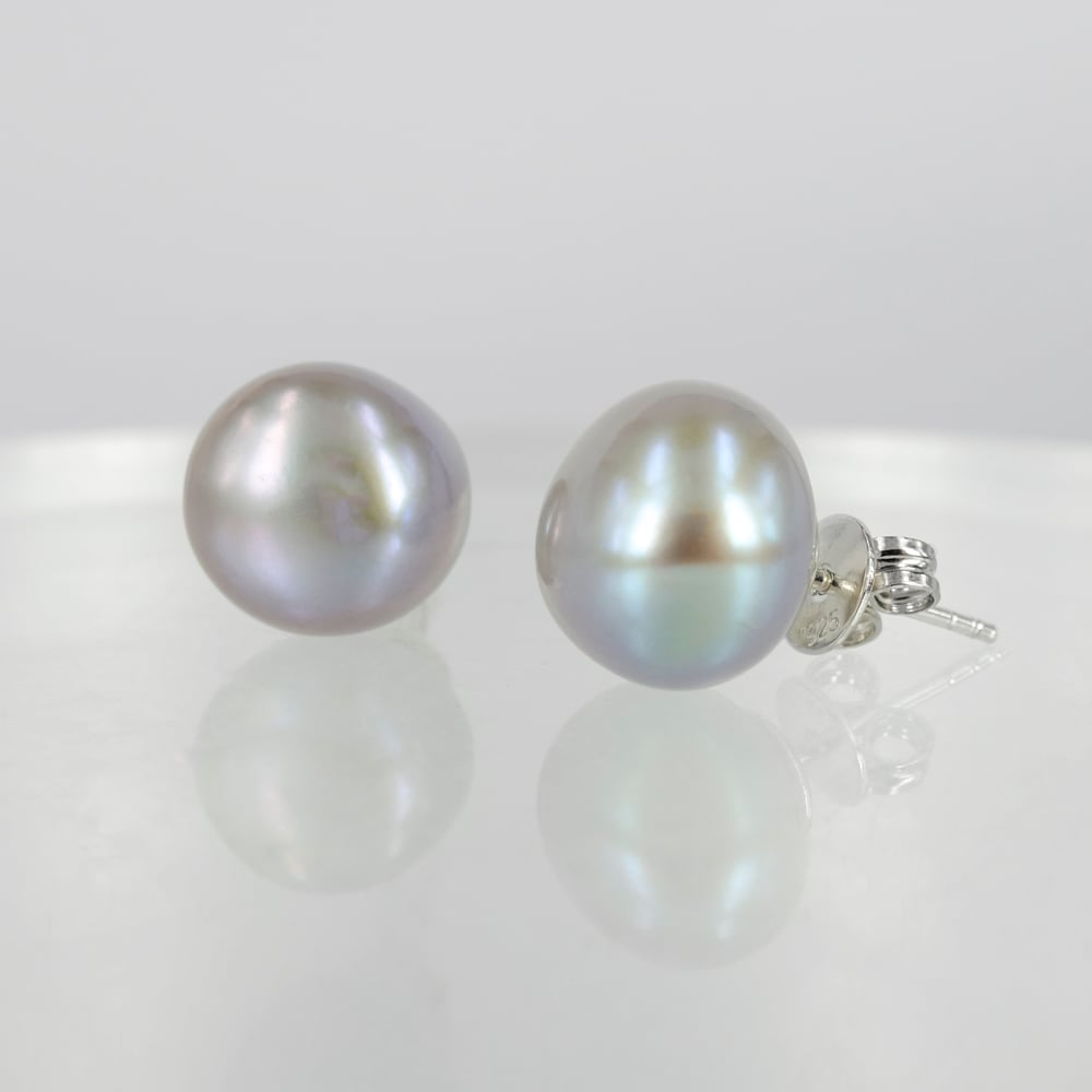 Image of Silver/blue coloured large freshwater pearl studs. CP1150 