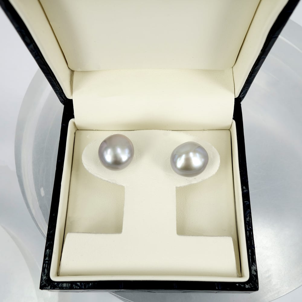 Image of Silver/blue coloured large freshwater pearl studs. CP1150 