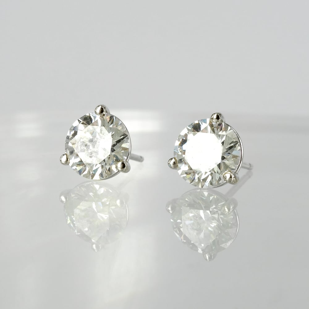 Image of Large 14ct white gold diamond stud earrings, set with 2 diamonds = 2.01ct GSI XXX. Pj5862