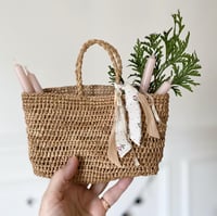 Image 1 of NICOLAS le petit panier raphia