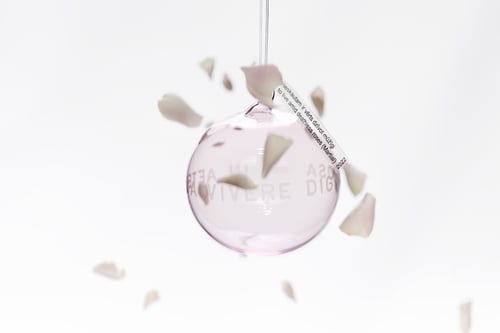 Image of "Worthy to live amid..." 7 cm Christmas ball with inscription in Latin