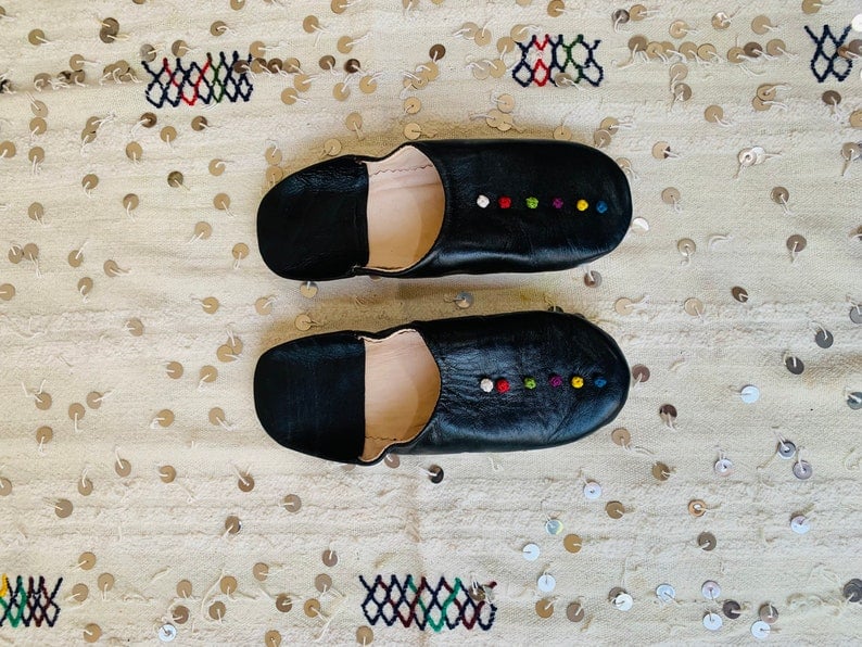 Image of BLACK DECORATED LEATHER BABOUCHE