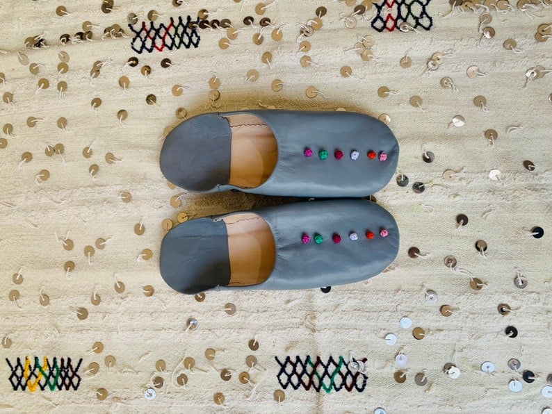 Image of GREY DECORATED LEATHER BABOUCHE