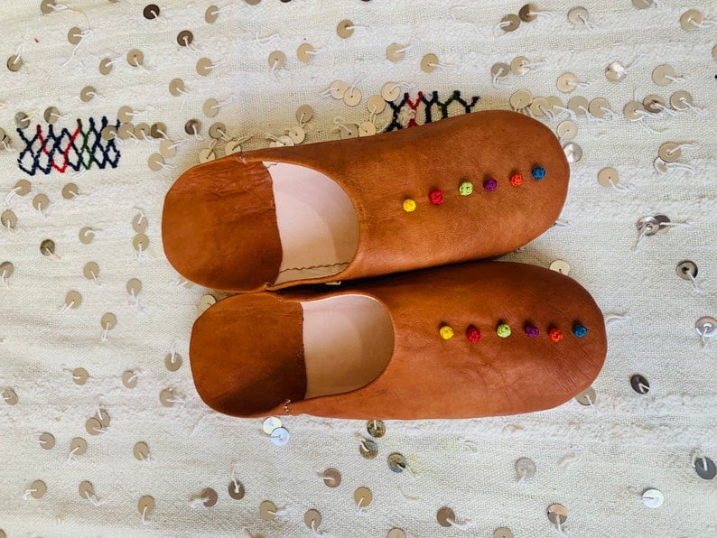 Image of OCHER ORANGE DECORATED LEATHER BABOUCHE