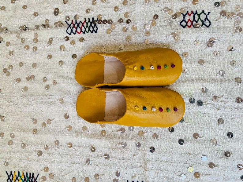 Image of OCHER YELLOW DECORATED LEATHER BABOUCHE