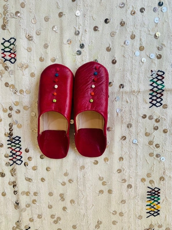 Image of RED DECORATED LEATHER BABOUCHE