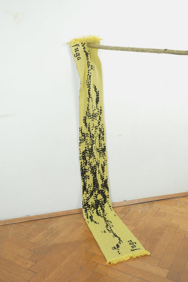 Fragile scarf in black brown