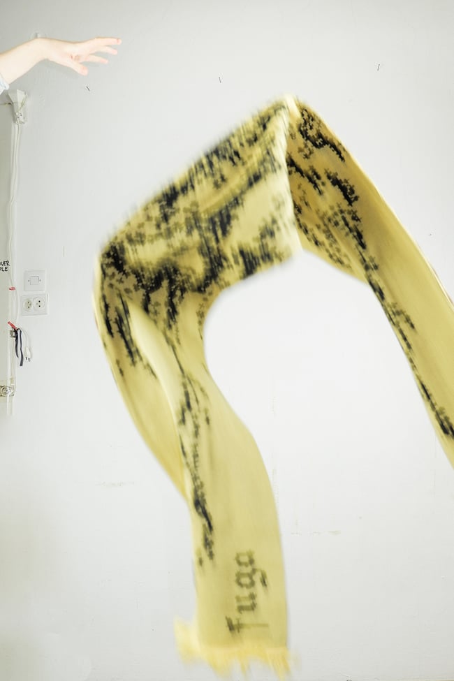 Fragile scarf in black brown