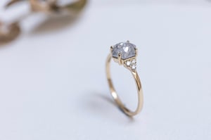 Image of 18ct gold hexagonal ’ice’ diamond ring (IOW186)