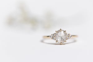 Image of 18ct gold oval ’ice’ diamond ring (IOW188)