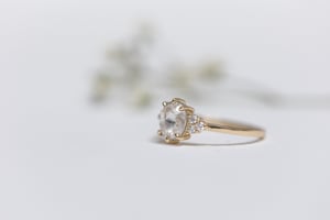 Image of 18ct gold oval ’ice’ diamond ring (IOW188)