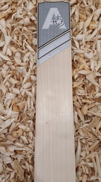 Ambush Cricket - Junior Grade 2 English Willow bat.