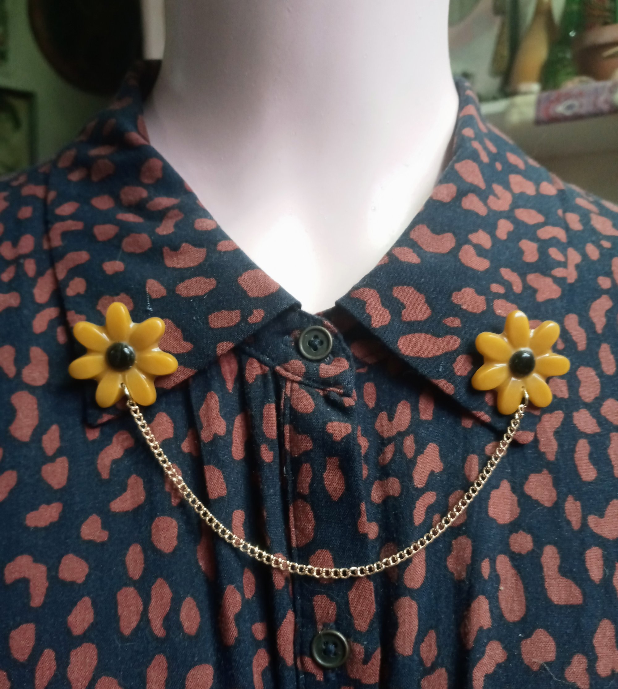 Image of daisy chain collar pin.