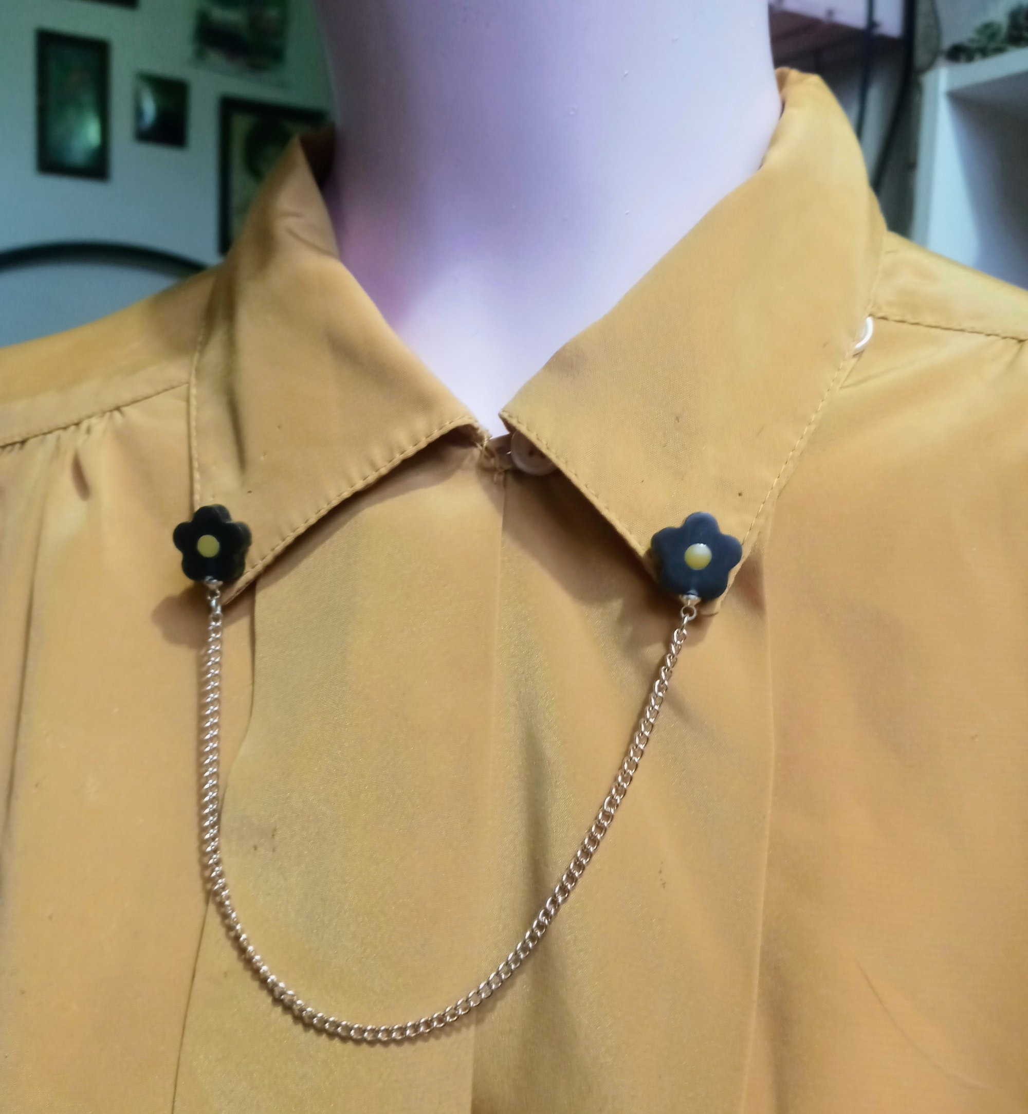 Image of petite daisy chain collar pin