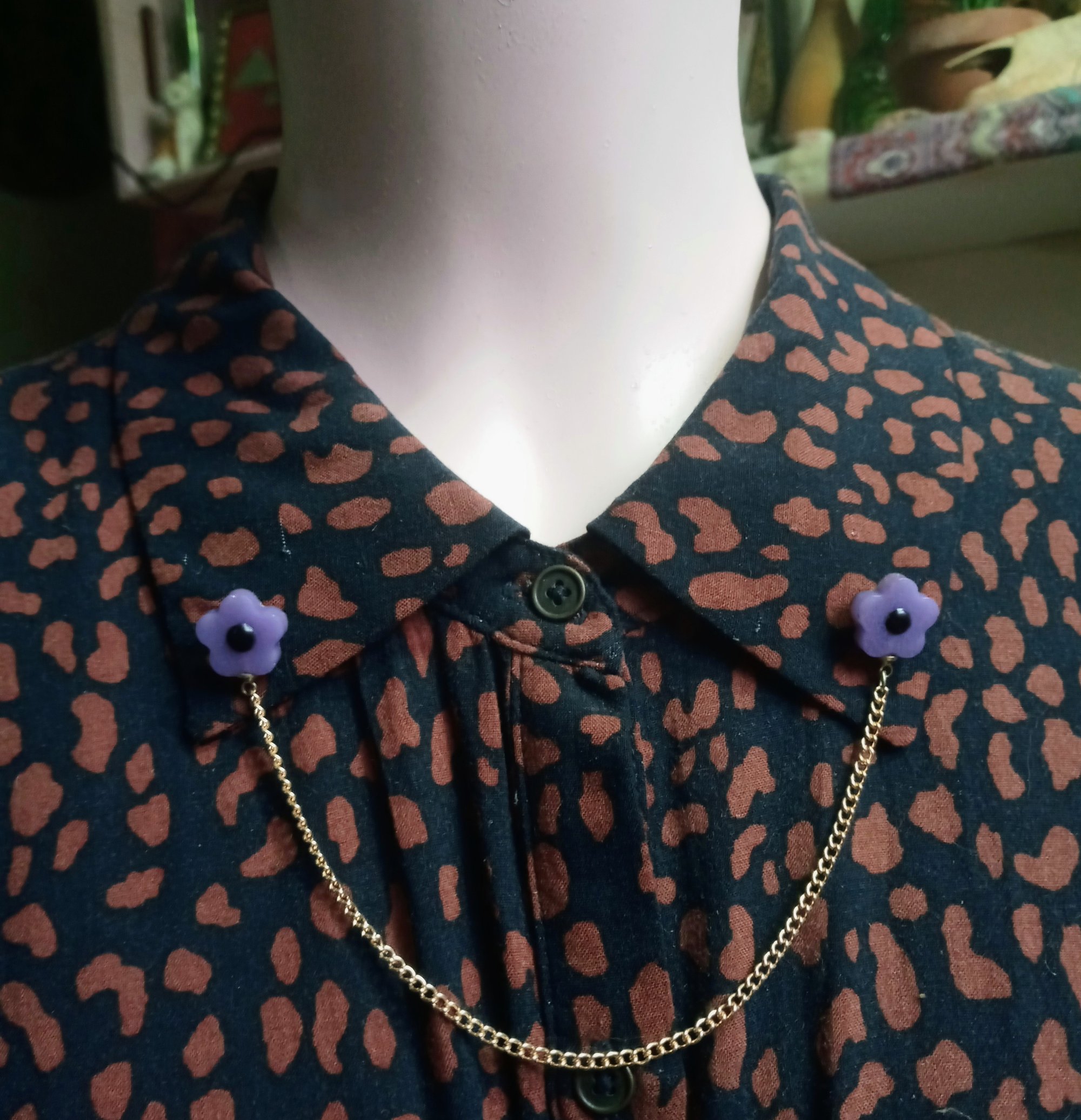 Image of petite daisy chain collar pin